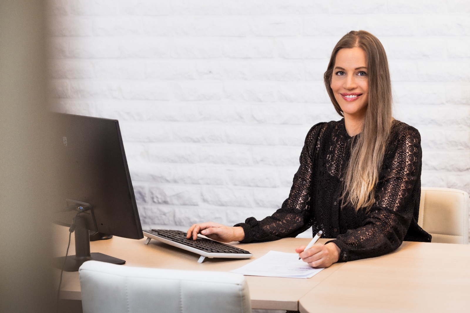 Martha Bulthuis aan het werk op kantoor