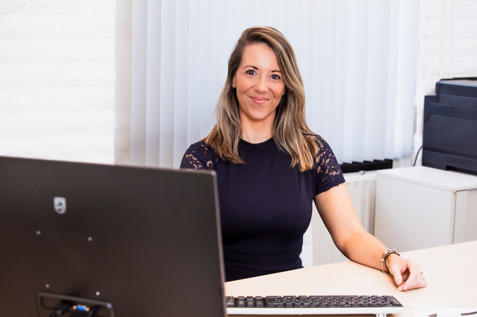Nadine Imminga aan het werk op kantoor